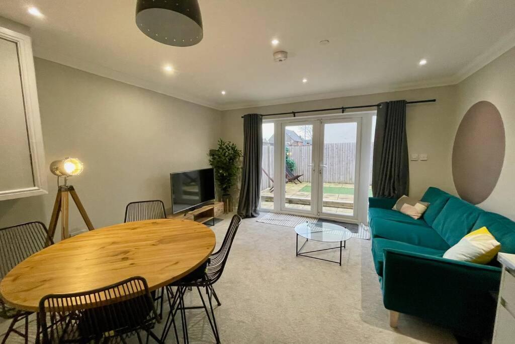 Stylish Modern Two Bedroom Apartment With Garden Cardiff Eksteriør bilde