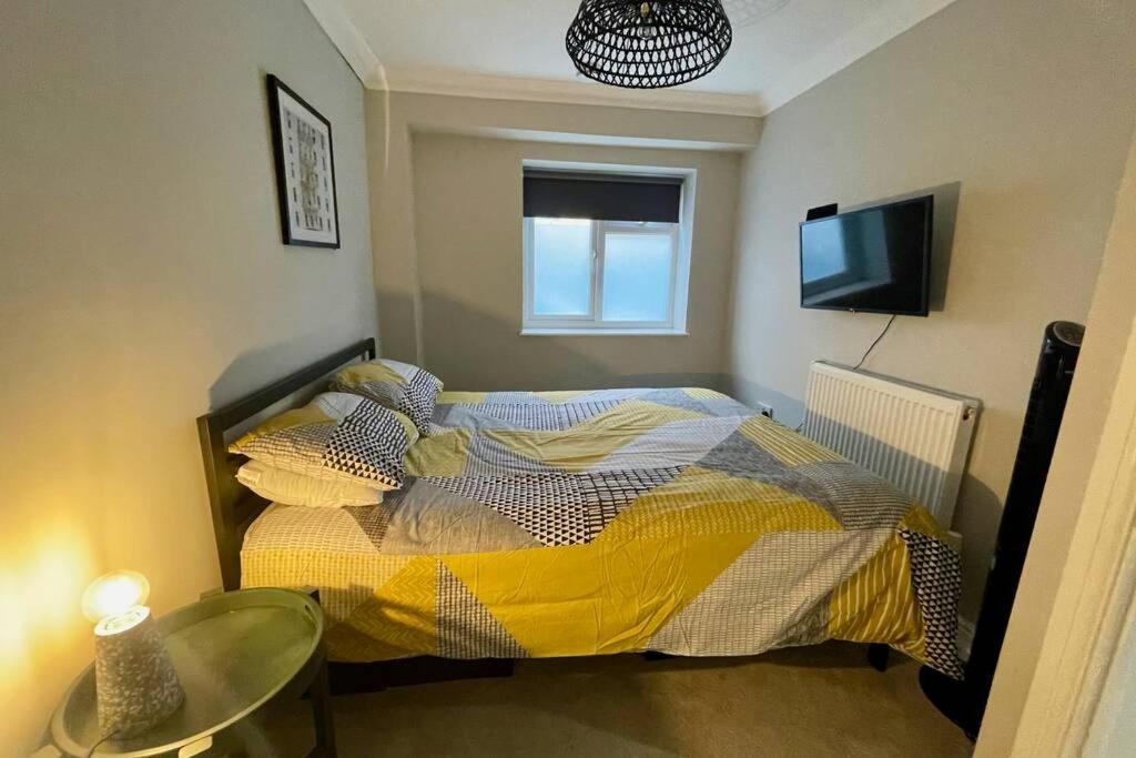Stylish Modern Two Bedroom Apartment With Garden Cardiff Eksteriør bilde