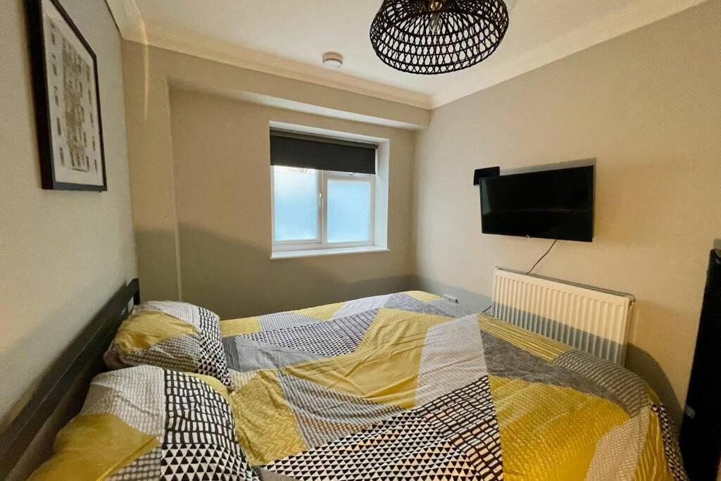 Stylish Modern Two Bedroom Apartment With Garden Cardiff Eksteriør bilde