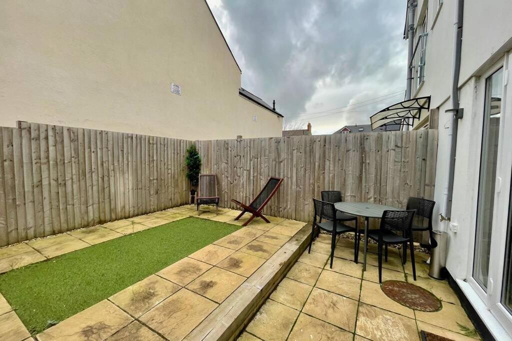 Stylish Modern Two Bedroom Apartment With Garden Cardiff Eksteriør bilde