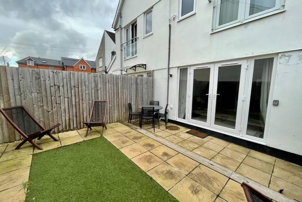 Stylish Modern Two Bedroom Apartment With Garden Cardiff Eksteriør bilde